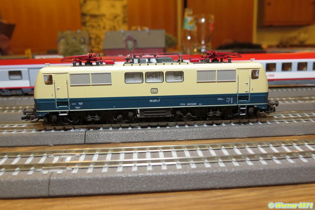 W190_E-Lok BR 111 071-7, ozeanblau/beige; DB; Ep. IV; Kuehn_02