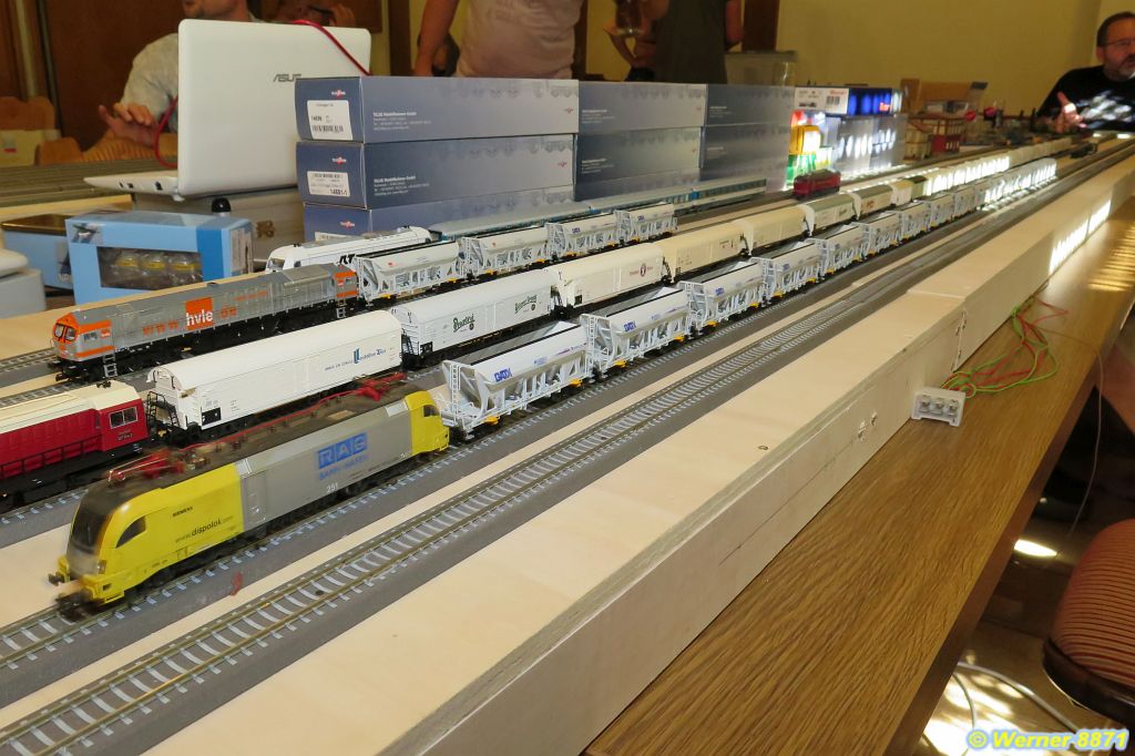 W041_Langer Güterzug mit GATX-Selbstentladern