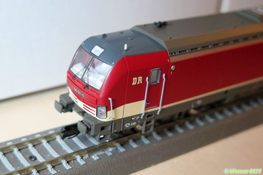 W121_BR 136 001-5, Diesel-Vectron im DR-Design; DR; Ep. IV; Galeriemodell / Tillig_02