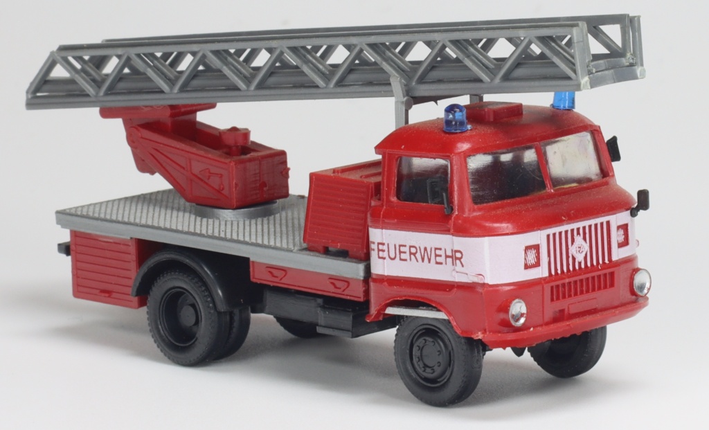 Feuerwehr mit dreiteiliger Drehleiter