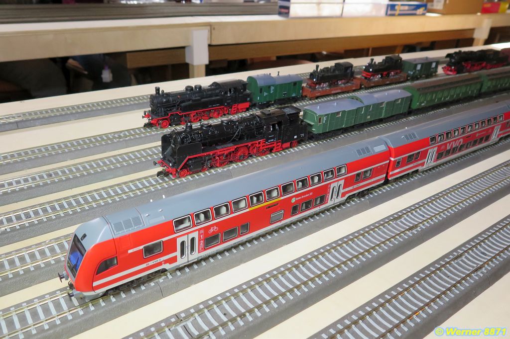 W031_Parade im Digital-Bahnhof
