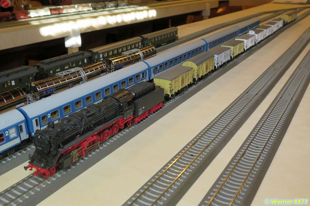 W085_Schöner Zug mit Werbe-Wagen