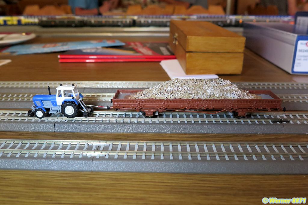 W105_2-Wege-Traktor bei der Arbeit