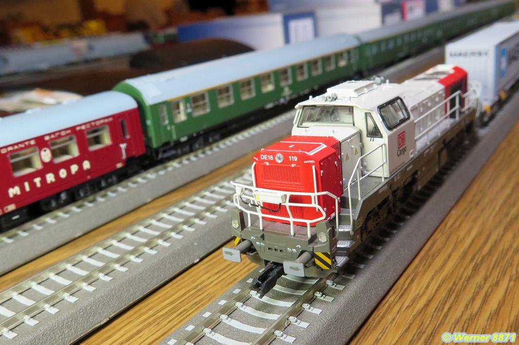 W117_Diesellok Vossloh DE 18, rot/grau; DB Cargo; Ep. VI; Arnold_02